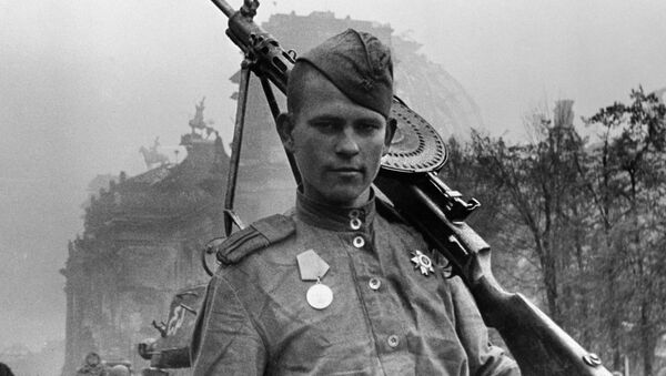 Un soldado soviético - Sputnik Mundo