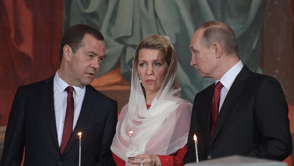 Primer ministro ruso, Dmitri Medvédev, con su esposa Svetlana y presidente ruso, Vladímir Putin - Sputnik Mundo