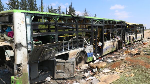 Los autobuses tras la explosión en el barrio de Al Rashidín, en las afueras de Alepo, Siria - Sputnik Mundo