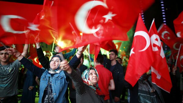 Supporters of Turkish President Tayyip Erdogan celebrate at the AK party headquarters in Izmir, Turkey - Sputnik Mundo