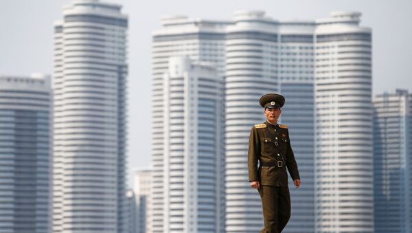 Un soldado norcoreano en Pyongyang, Corea del Norte - Sputnik Mundo
