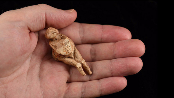 Una figurilla hecha de marfil de mamut de la Edad de Hielo, descubierta en la región rusa de Briansk - Sputnik Mundo