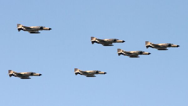 Cazas F-4 Phantom durante un desfile militar en Teherán  - Sputnik Mundo