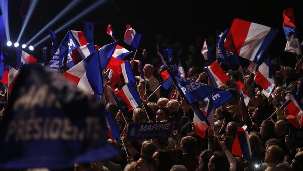Los seguidores de Marine Le Pen, la candidata a la presidencia francesa por el Frente Nacional (FN) - Sputnik Mundo