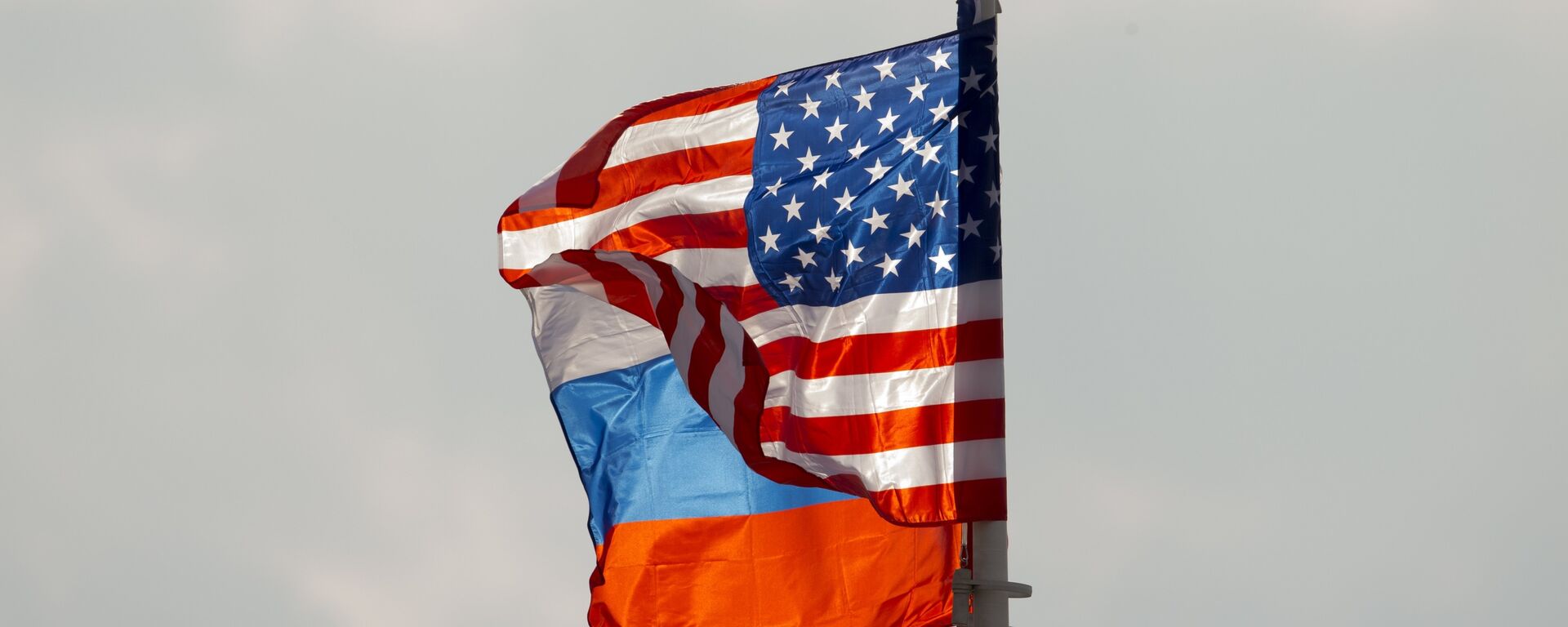Banderas de Rusia y EEUU (archivo) - Sputnik Mundo, 1920, 19.05.2022
