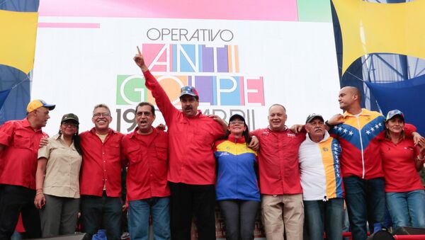 El presidente venezolano Nicolas Maduro y miembros de su Gobierno durante la manifestación progubernamental en Caracas, Venezuela, 19 de abril de 2017 - Sputnik Mundo