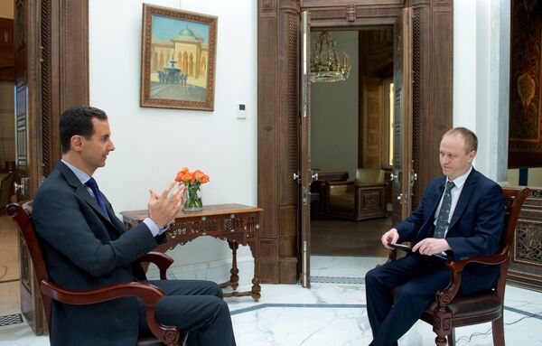 Bashar Asad, presidente sirio, durante la entrevista Bashar Asad, presidente sirio, durante la entrevista - Sputnik Mundo