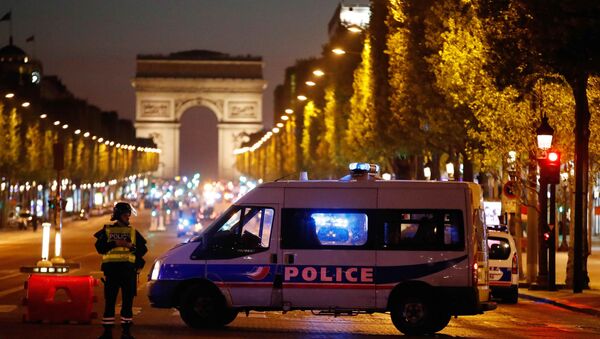 La policía francesa en la Avenida de los Campos Elíseos, París, Francia - Sputnik Mundo