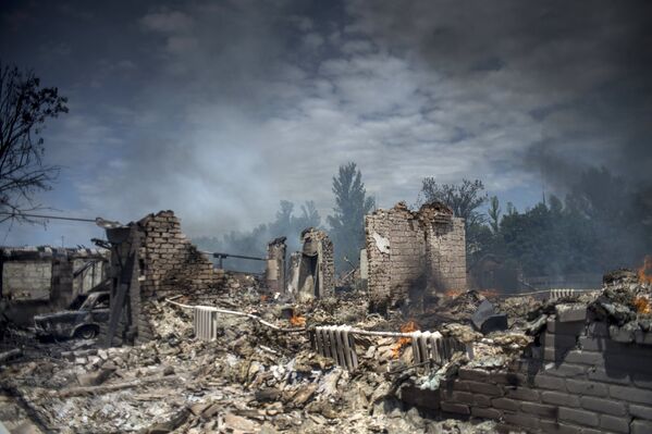 Una vivienda destruida en Stanitsa Lugánskaya durante los bombardeos de la Fuerza Aérea de Ucrania, 2 de julio de 2014 - Sputnik Mundo