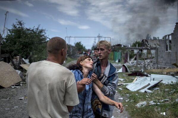 Ciudadanos de Stanitsa Luganskaya, después de los bombardeos de la Fuerza Aérea de Ucrania, 2 de julio de 2014 - Sputnik Mundo