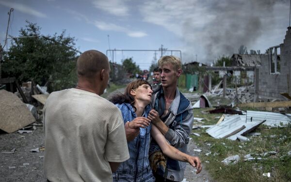 Ciudadanos de Stanitsa Luganskaya, después de los bombardeos de la Fuerza Aérea de Ucrania, 2 de julio de 2014. - Sputnik Mundo
