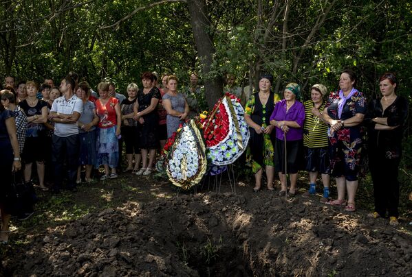 En la ceremonia de entierro de un combatiente de las autodefensas en el pueblo de Chernújino, en la región de Lugansk, 11 de julio de 2014 - Sputnik Mundo