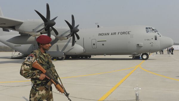 Soldado indio frente a un C-130J Super Hercules de EEUU (archivo) - Sputnik Mundo
