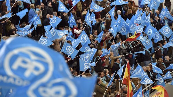Supporters wave flags of the PP during a meeting of Spanish Prime Minister and Popular Party (PP) leader and candidate in the December 20 general elections, Mariano Rajoy - Sputnik Mundo