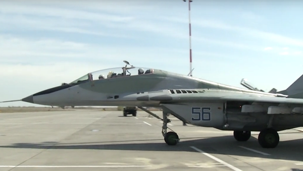 Un caza МиГ-29СМТ en un aeródromo ruso en Astracán - Sputnik Mundo