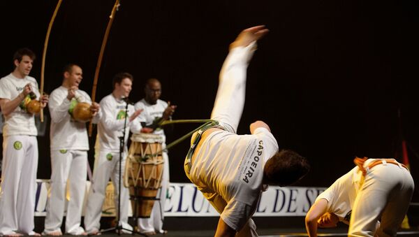 Demostración de capoeira por el grupo Senzala Evry en Francia - Sputnik Mundo