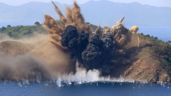 Una explosión producida durante los ejercicios de tiro en Corea del Norte - Sputnik Mundo