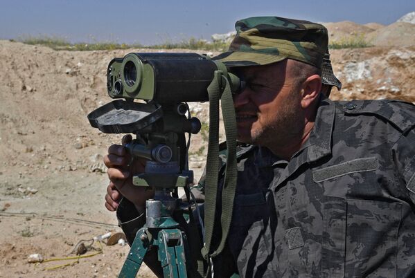 El arriesgado combate del Ejército sirio por la sitiada ciudad de Deir Ezzor El arriesgado combate del Ejército sirio por la sitiada ciudad de Deir Ezzor - Sputnik Mundo