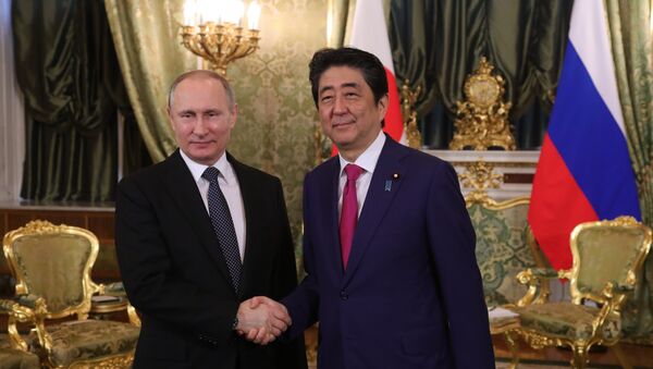 Vladímir Putin, presidente de Rusia, y Shinzo Abe, primer ministro de Japón, durante el encuentro en Moscú el 27 de abril 2017 - Sputnik Mundo