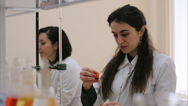 Estudiantes en el laboratorio de polímeros avanzados de la Universidad Estatal rusa de Cabardino-Balkaria - Sputnik Mundo