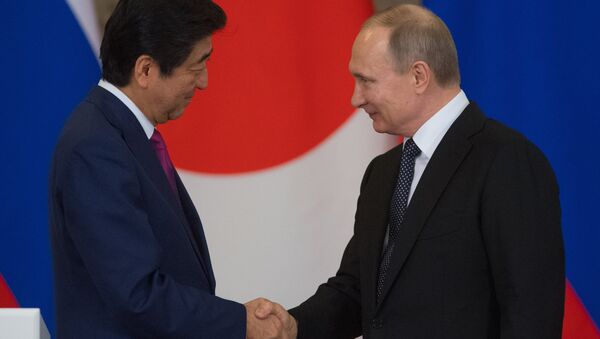 Primer ministro de Japón, Shinzo Abe con presidente de Rusia, Vladímir Putin - Sputnik Mundo