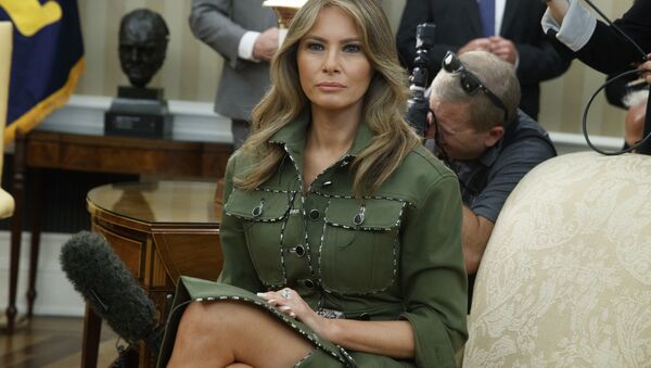 Melania Trump en la extravagante vestimenta de estilo militar - Sputnik Mundo