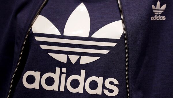 El logo de la marca Adidas - Sputnik Mundo