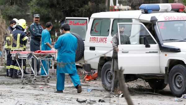 Fuerzas de seguridad afganas y médicos en el sitio del ataque suicida en Kabul, el 3 de mayo 2017 - Sputnik Mundo