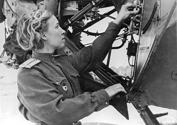 Operadoras de radio, guerrilleras y francotiradoras: el rostro femenino de la guerra - Sputnik Mundo