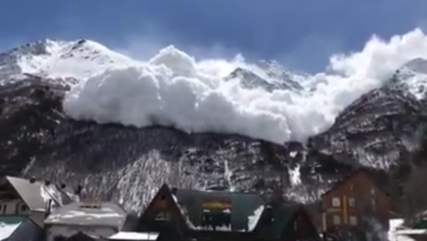 ¿A un minuto de la catástrofe? Una avalancha de nieve amenaza con arrasar un hotel en Rusia - Sputnik Mundo