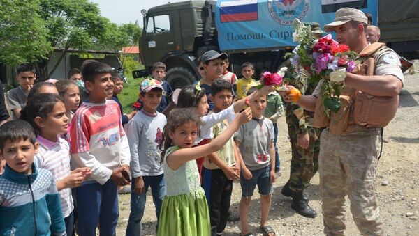 Los habitantes de una aldea siria saludan la ayuda humanitaria llevada por los militares rusos - Sputnik Mundo