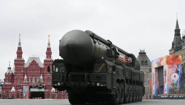 Sistema de misiles balísticos RS-24 Yars durante el desfile del Día de la Victoria en la Plaza Roja de Moscú - Sputnik Mundo