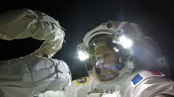 Thomas Pesquet durante su paseo espacial en la Estación Espacial Internacional - Sputnik Mundo