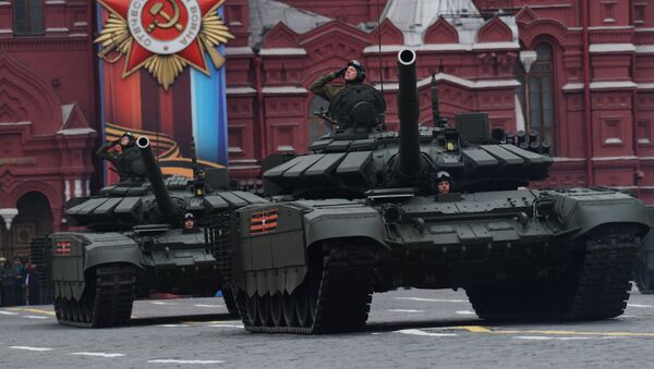 Los modernizados tanques T-72B3 desfilan por la Plaza Roja - Sputnik Mundo