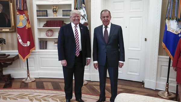 El presidente de EEUU, Donald Trump, y el canciller ruso Serguéi Lavrov - Sputnik Mundo