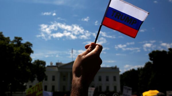 La bandera de Rusia con la palabra Trump - Sputnik Mundo