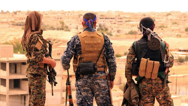 Los combatientes de las Fuerzas Democráticas de Siria (FDS) en la ciudad siria de Tabqa - Sputnik Mundo