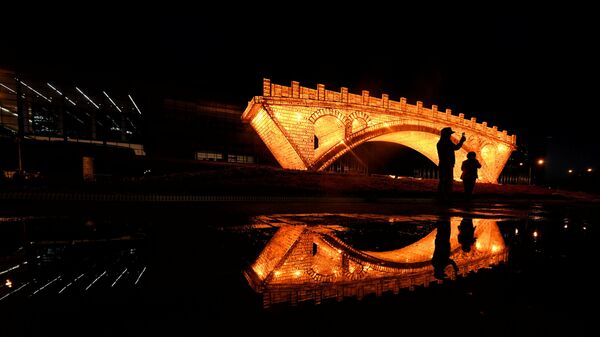 Instalación Puente de Oro en la Ruta de la Seda en Pekín - Sputnik Mundo