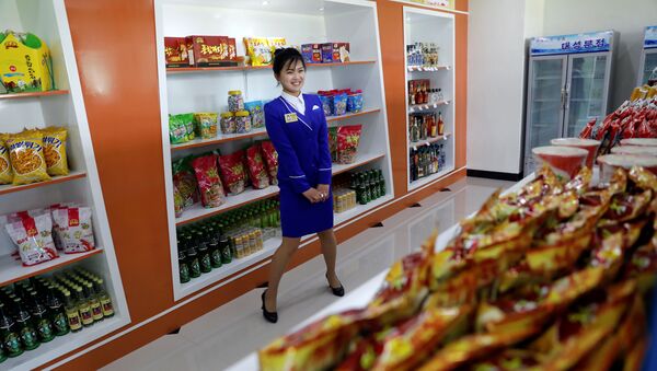 Una tienda de comestibles en Pyongyang, Corea del Norte - Sputnik Mundo