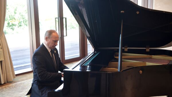 Putin toca el piano en espera de su homólogo chino, Xi Jinping - Sputnik Mundo