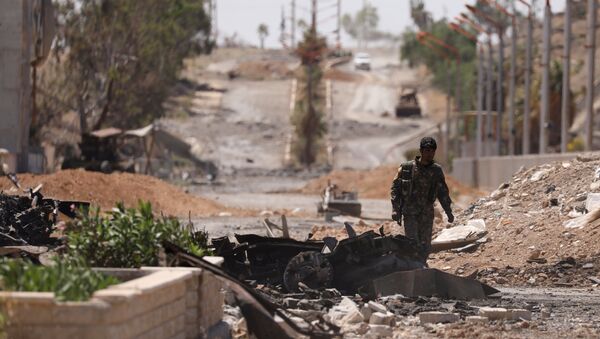 Un combatiente de las Fuerzas Democráticas de Siria (FDS) en la ciudad siria de Tabqa - Sputnik Mundo