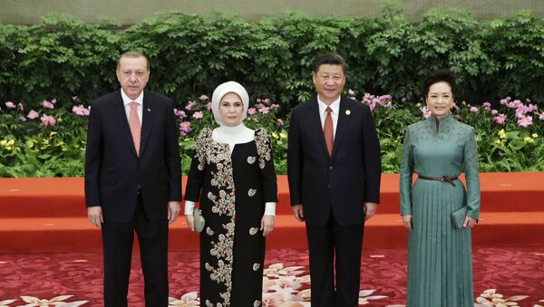 El presidente chino Xi Jinping, su esposa Peng Liyuan, el presidente turco Recep Tayyip Erdogan y su esposa Emine asisten al banquete de bienvenida para Un cinturón, una ruta - Sputnik Mundo