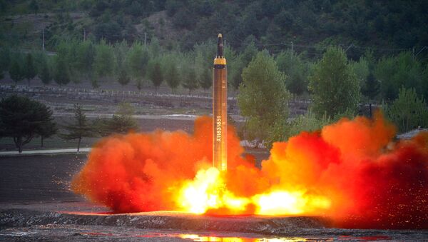 El cohete balístico estratégico de largo alcance Hwasong-12 siendo lanzado durante una prueba - Sputnik Mundo