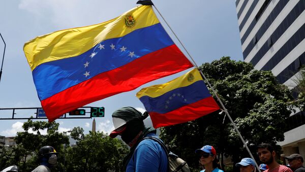La oposición venezolana con las banderas del país - Sputnik Mundo