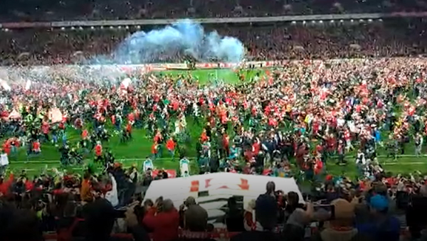 Hinchas del Spartak invaden el campo para celebrar la victoria en la Liga Premier de Rusia - Sputnik Mundo