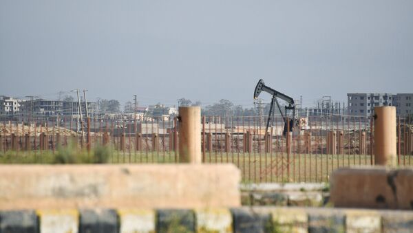 Un pozo de petróleo en Deir Ezzor, Siria - Sputnik Mundo