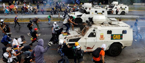 Una unidad blindada de la GNB Una unidad blindada de la GNB - Sputnik Mundo