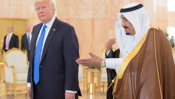 Donald Trump, presidente de EEUU, y Abdelaziz al Saud, rey de Arabia Saudí - Sputnik Mundo