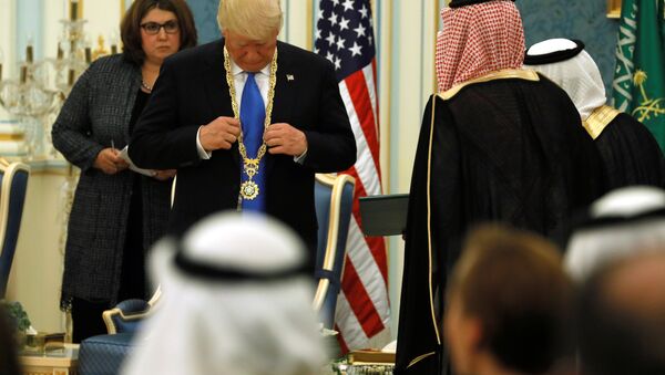 Donald Trump, presidente de EEUU, con la Orden del Rey Abdelaziz - Sputnik Mundo
