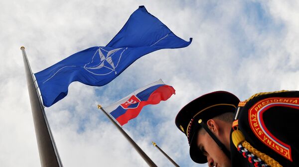 Las banderas de Eslovaquia y la OTAN - Sputnik Mundo